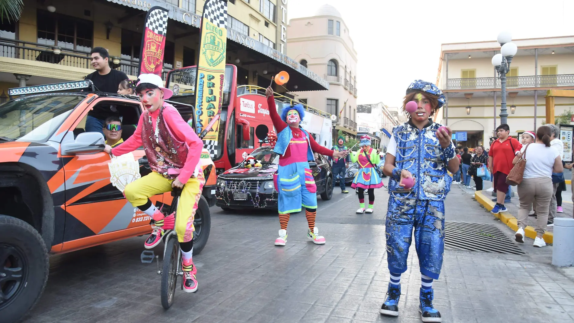 Desfilaron para celebrar los 50 años del Día del Payaso en México